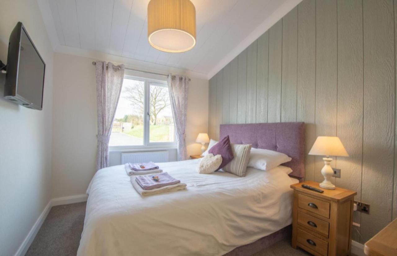 Luxury Family Beechwood Lodge With Hot Tub Lochwinnoch 外观 照片