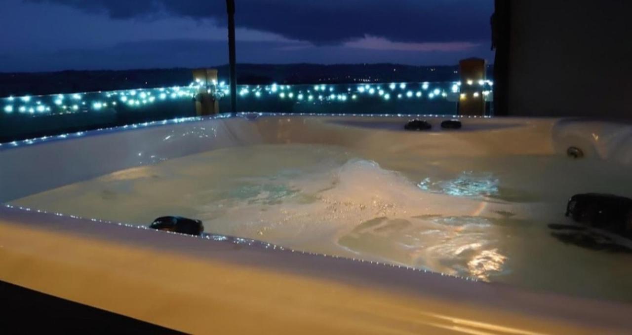 Luxury Family Beechwood Lodge With Hot Tub Lochwinnoch 外观 照片